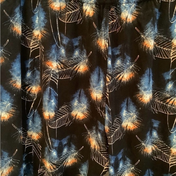 Legging Capris Women’s Size 12-20 Curvy Plus size Feather Pattern - Picture 2 of 6